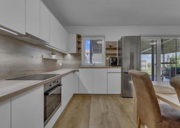 Hrubá Borša, okr. Senec – NA PREDAJ NOVOSTAVBA - výborne dispozične riešený 4 izbový rodinný dom s úžasnou rodinnou atmosférou, upravenou záhradou, terasou a parkovacím státím vo dvore.