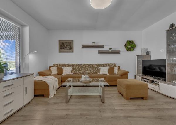 Hrubá Borša, okr. Senec – NA PREDAJ NOVOSTAVBA - výborne dispozične riešený 4 izbový rodinný dom s úžasnou rodinnou atmosférou, upravenou záhradou, terasou a parkovacím státím vo dvore.