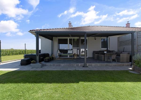 Hrubá Borša, okr. Senec – NA PREDAJ NOVOSTAVBA - výborne dispozične riešený 4 izbový rodinný dom s úžasnou rodinnou atmosférou, upravenou záhradou, terasou a parkovacím státím vo dvore.