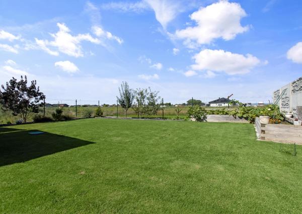 Hrubá Borša, okr. Senec – NA PREDAJ NOVOSTAVBA - výborne dispozične riešený 4 izbový rodinný dom s úžasnou rodinnou atmosférou, upravenou záhradou, terasou a parkovacím státím vo dvore.