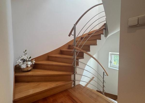 Exkluzívne na PREDAJ: Priestranný 4-podlažný rodinný dom (183 m2) v obľúbenej lokalite Ľudová štvrť, Pohronská ulica, Bratislava – Nové Mesto