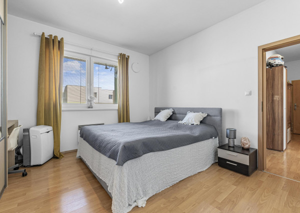 Na predaj slnečný 2-izbový byt s vlastným parkovacím miestom v obci Šelpice