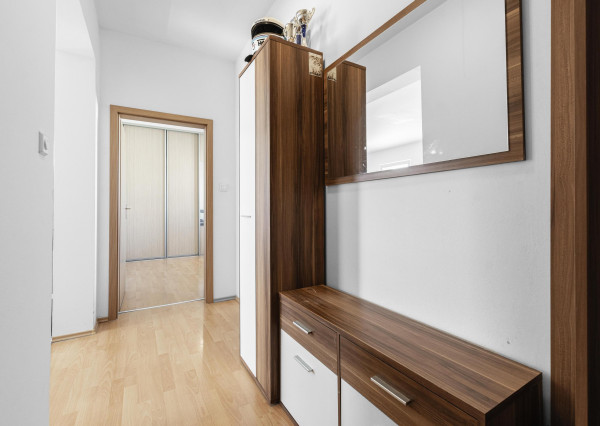 Na predaj slnečný 2-izbový byt s vlastným parkovacím miestom v obci Šelpice