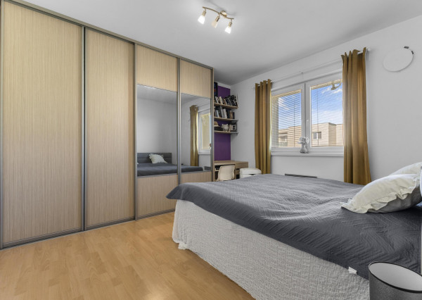 Na predaj slnečný 2-izbový byt s vlastným parkovacím miestom v obci Šelpice