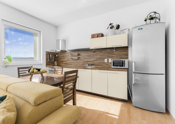 Na predaj slnečný 2-izbový byt s vlastným parkovacím miestom v obci Šelpice