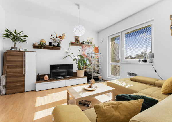 Na predaj slnečný 2-izbový byt s vlastným parkovacím miestom v obci Šelpice