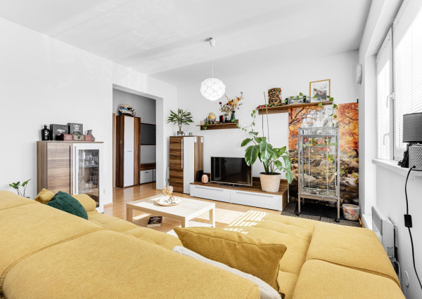 Na predaj slnečný 2-izbový byt s vlastným parkovacím miestom v obci Šelpice