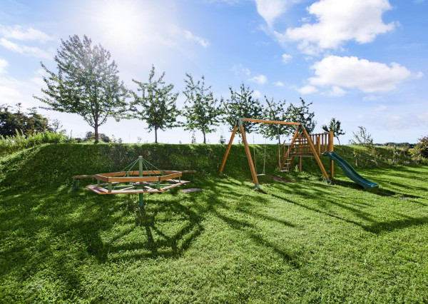 Na predaj slnečný 2-izbový byt s vlastným parkovacím miestom v obci Šelpice