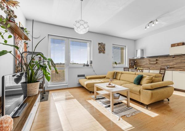 Na predaj slnečný 2-izbový byt s vlastným parkovacím miestom v obci Šelpice