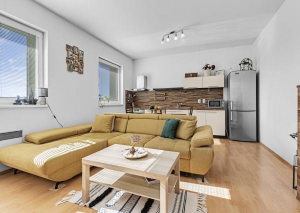 Na predaj slnečný 2-izbový byt s vlastným parkovacím miestom v obci Šelpice