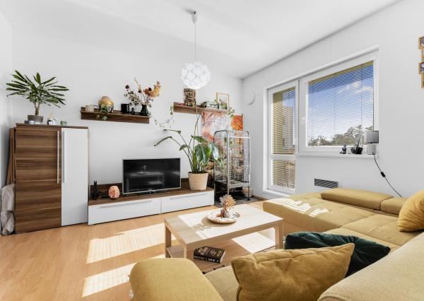 Na predaj slnečný 2-izbový byt s vlastným parkovacím miestom v obci Šelpice