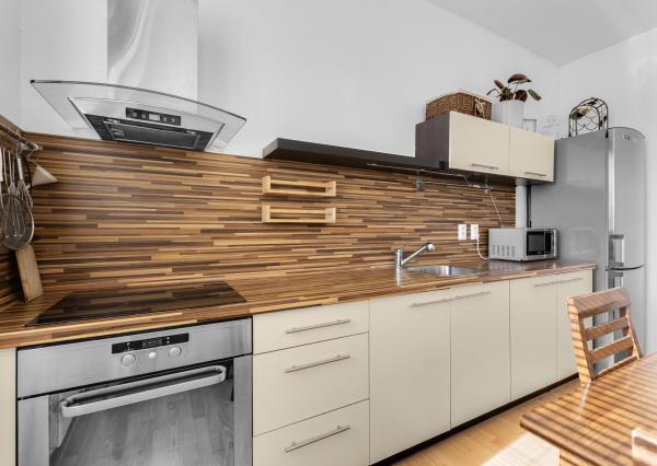 Na predaj slnečný 2-izbový byt s vlastným parkovacím miestom v obci Šelpice