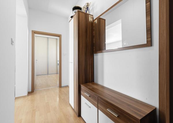 Na predaj slnečný 2-izbový byt s vlastným parkovacím miestom v obci Šelpice