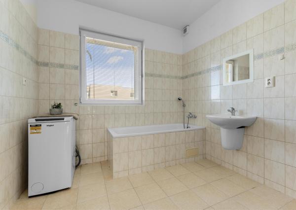 Na predaj slnečný 2-izbový byt s vlastným parkovacím miestom v obci Šelpice