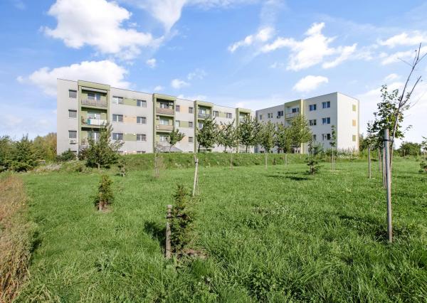 Na predaj slnečný 2-izbový byt s vlastným parkovacím miestom v obci Šelpice