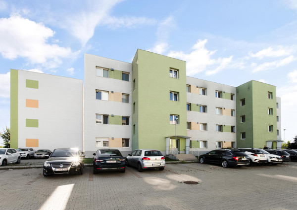 Na predaj slnečný 2-izbový byt s vlastným parkovacím miestom v obci Šelpice