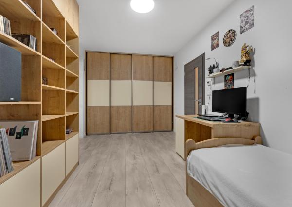 Miloslavov, okr. Senec – NA PREDAJ NOVOSTAVBA – 4 izbový, samostatne stojací, tehlový RD s možnosťou nadstavby, s vyhrievaným bazénom, terasou, altánkom a 4 parkovacími státiami vo dvore.