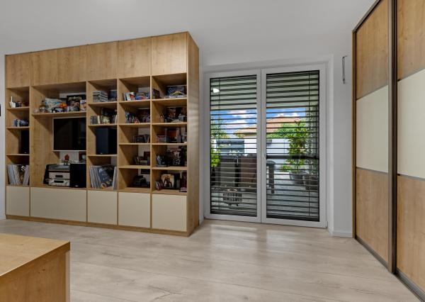 Miloslavov, okr. Senec – NA PREDAJ NOVOSTAVBA – 4 izbový, samostatne stojací, tehlový RD s možnosťou nadstavby, s vyhrievaným bazénom, terasou, altánkom a 4 parkovacími státiami vo dvore.