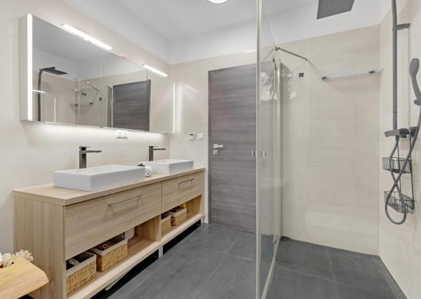 Miloslavov, okr. Senec – NA PREDAJ NOVOSTAVBA – 4 izbový, samostatne stojací, tehlový RD s možnosťou nadstavby, s vyhrievaným bazénom, terasou, altánkom a 4 parkovacími státiami vo dvore.
