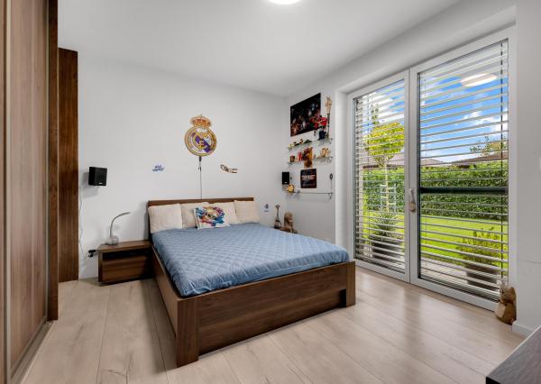 Miloslavov, okr. Senec – NA PREDAJ NOVOSTAVBA – 4 izbový, samostatne stojací, tehlový RD s možnosťou nadstavby, s vyhrievaným bazénom, terasou, altánkom a 4 parkovacími státiami vo dvore.