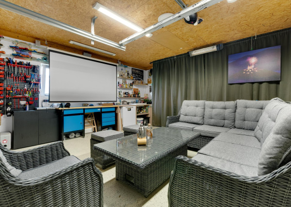 Miloslavov, okr. Senec – NA PREDAJ NOVOSTAVBA – 4 izbový, samostatne stojací, tehlový RD s možnosťou nadstavby, s vyhrievaným bazénom, terasou, altánkom a 4 parkovacími státiami vo dvore.