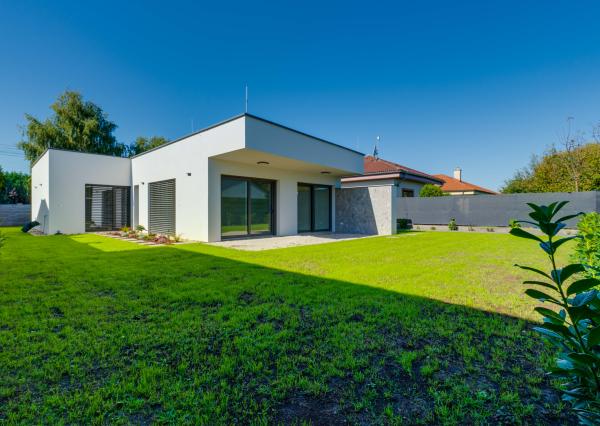 Tureň, okr. Senec – NA PREDAJ NOVOSTAVBA –  tehlový 4 izbový, samostatne stojací, nízkoenergetický rodinný dom