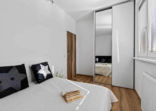 Senec - NA PREDAJ čiastočne prerobený 1,5 izbový byt, hneď pri pešej zóne v centre mesta.