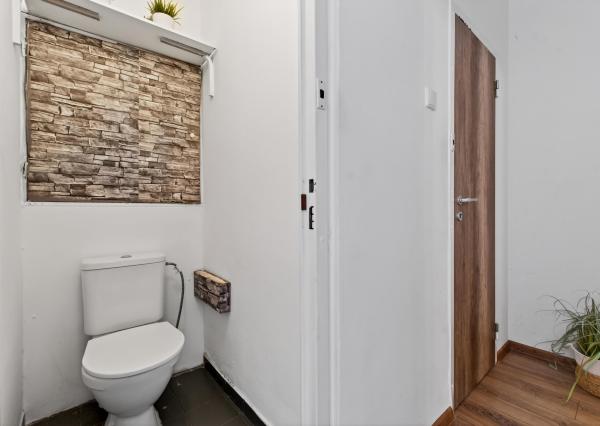 Senec - NA PREDAJ čiastočne prerobený 1,5 izbový byt, hneď pri pešej zóne v centre mesta.