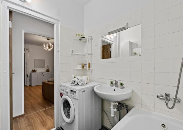 Senec - NA PREDAJ čiastočne prerobený 1,5 izbový byt, hneď pri pešej zóne v centre mesta.