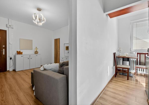 Senec - NA PREDAJ čiastočne prerobený 1,5 izbový byt, hneď pri pešej zóne v centre mesta.