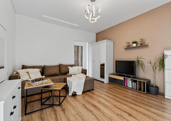 Senec - NA PREDAJ čiastočne prerobený 1,5 izbový byt, hneď pri pešej zóne v centre mesta.