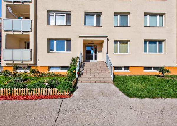 Senec - NA PREDAJ čiastočne prerobený 1,5 izbový byt, hneď pri pešej zóne v centre mesta.