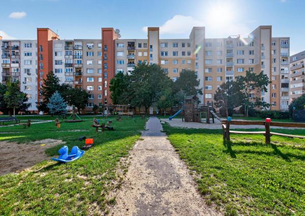 Senec - NA PREDAJ čiastočne prerobený 1,5 izbový byt, hneď pri pešej zóne v centre mesta.