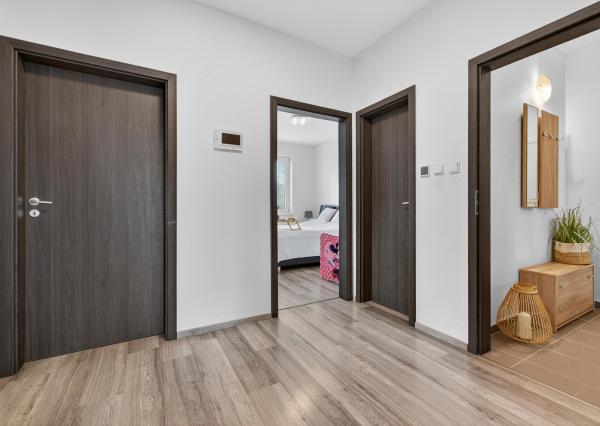 Jelka, okr. GA – NA PREDAJ NOVOSTAVBA – nízko nákladový 3 izbový byt s dvomi parkovacími státiami v projekte ILKA PARK