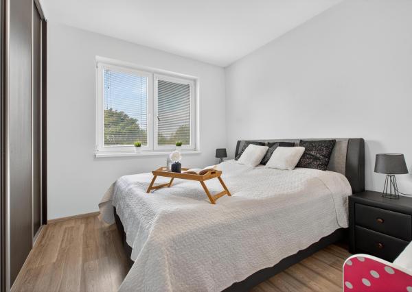 Jelka, okr. GA – NA PREDAJ NOVOSTAVBA – nízko nákladový 3 izbový byt s dvomi parkovacími státiami v projekte ILKA PARK