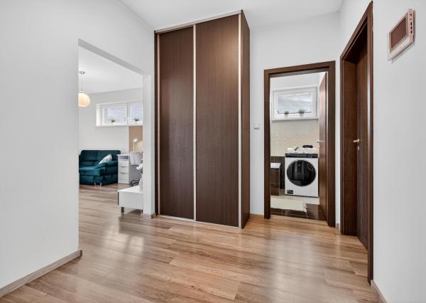 Jelka, okr. GA – NA PREDAJ NOVOSTAVBA – nízko nákladový 3 izbový byt s dvomi parkovacími státiami v projekte ILKA PARK