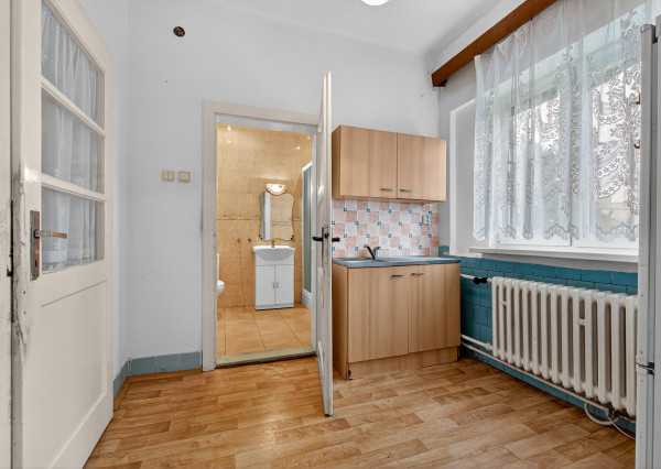 Na predaj - Rodinný dom v centre obce Tomášov s veľkým pozemkom