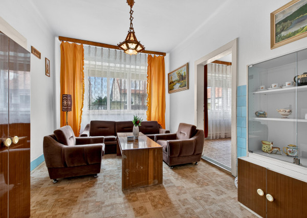 Na predaj - Rodinný dom v centre obce Tomášov s veľkým pozemkom