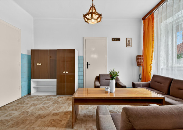 Na predaj - Rodinný dom v centre obce Tomášov s veľkým pozemkom