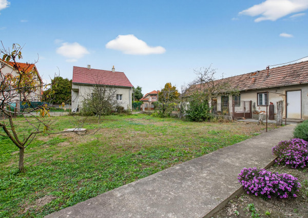 Na predaj - Rodinný dom v centre obce Tomášov s veľkým pozemkom