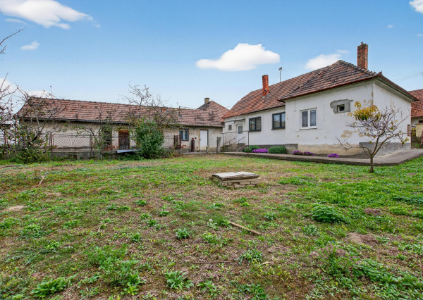 Na predaj - Rodinný dom v centre obce Tomášov s veľkým pozemkom