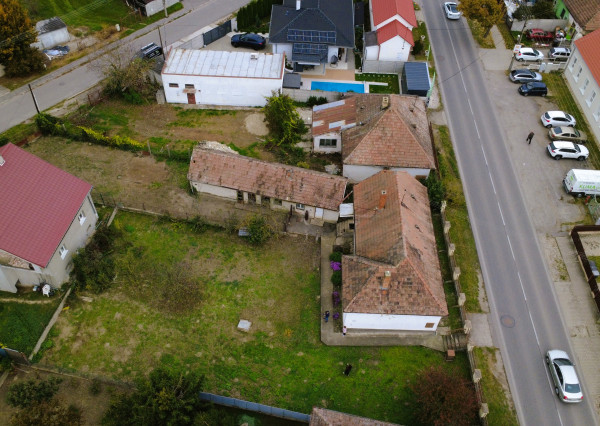 Na predaj - Rodinný dom v centre obce Tomášov s veľkým pozemkom