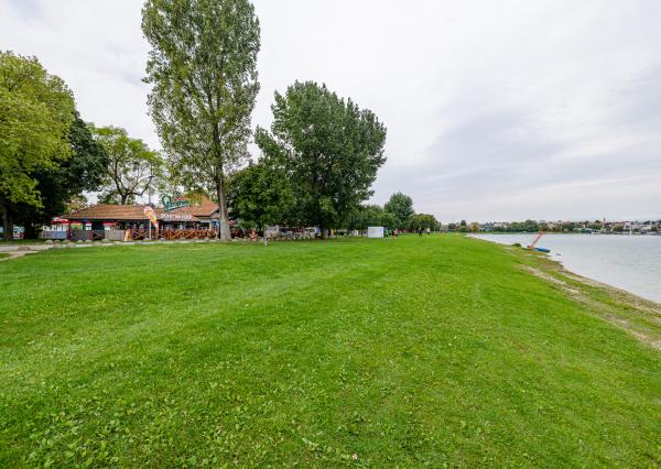 Na PREDAJ: úspešný Bufet na Pláži priamo pri jazere, Senecké jazerá Juh - podnikajte tam, kde iní chodia dovolenkovať