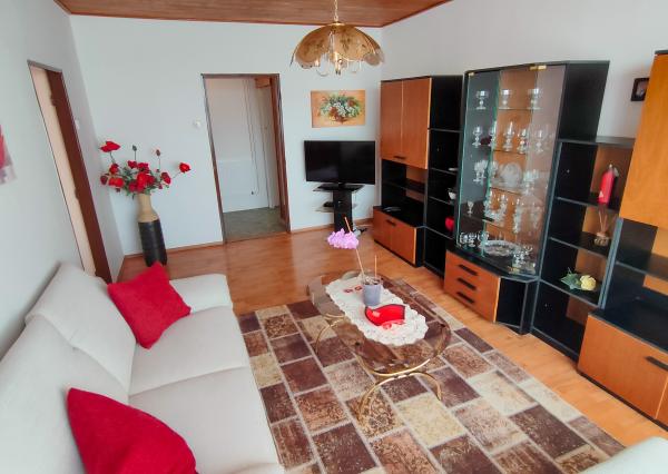 Kráľová pri Senci, okr. Senec – NA PREDAJ čiastočne zrekonštruovaný 2 izbový byt s vlastným kúrením a garážou.