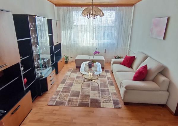 Kráľová pri Senci, okr. Senec – NA PREDAJ čiastočne zrekonštruovaný 2 izbový byt s vlastným kúrením a garážou.