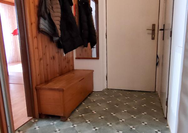 Kráľová pri Senci, okr. Senec – NA PREDAJ čiastočne zrekonštruovaný 2 izbový byt s vlastným kúrením a garážou.