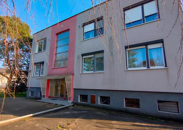 Kráľová pri Senci, okr. Senec – NA PREDAJ čiastočne zrekonštruovaný 2 izbový byt s vlastným kúrením a garážou.