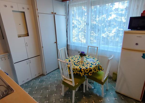 Kráľová pri Senci, okr. Senec – NA PREDAJ čiastočne zrekonštruovaný 2 izbový byt s vlastným kúrením a garážou.