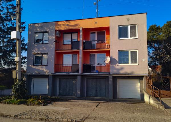 Kráľová pri Senci, okr. Senec – NA PREDAJ čiastočne zrekonštruovaný 2 izbový byt s vlastným kúrením a garážou.