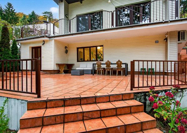 Na predaj -  Priestranný 5-izbový rodinný dom s krytým bazénom v Modre – Harmónia